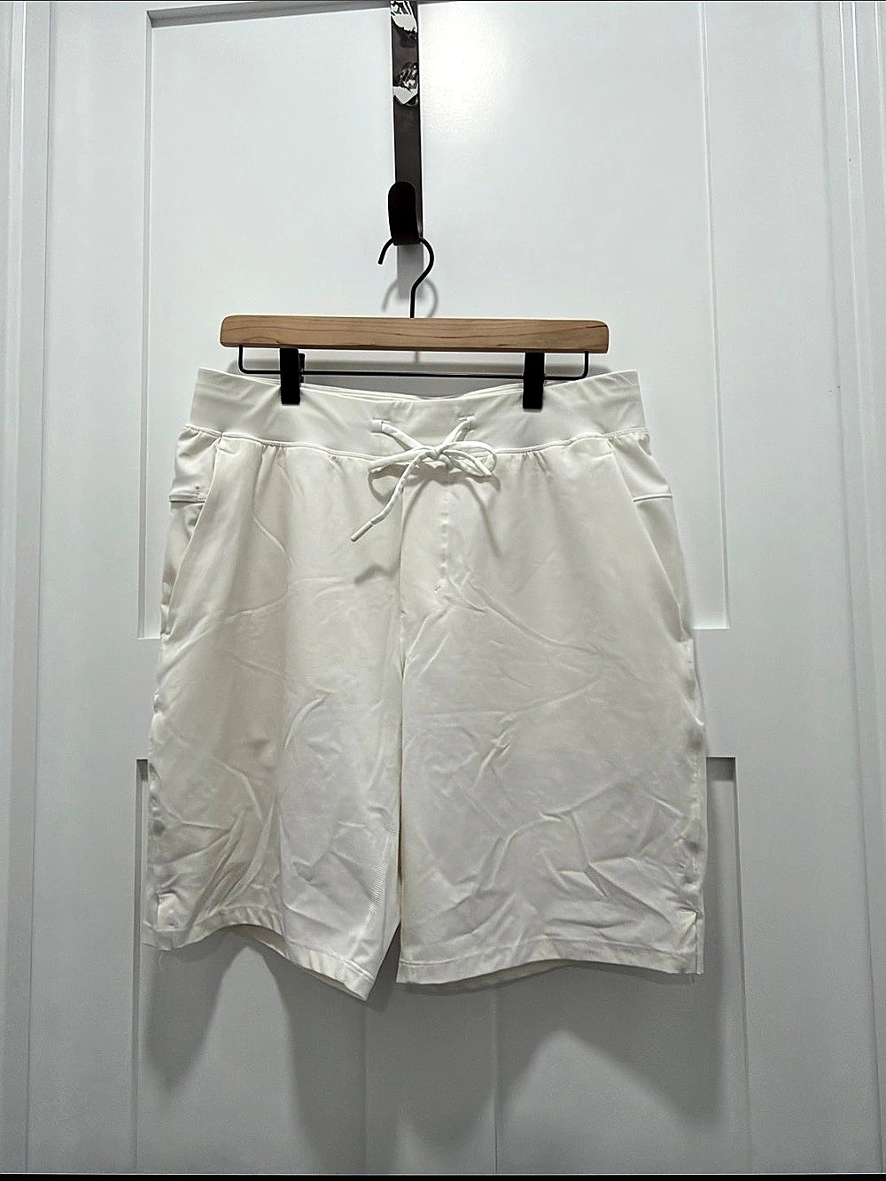Lululemon Short 7” lined Athletic Shorts White